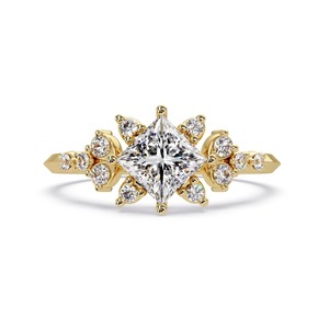 Anillo de Compromiso Clásico con Diamantes Cultivados en Laboratorio, Corte Princesa, Diseño Floral, Oro Amarillo de 14K, Peso Total de Diamantes de 1.50 CT - Product Image 1