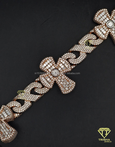 Collar de cruz de lujo elaborado en plata de ley 925 con diamantes de laboratorio VVS1 estilo baguette - Product Image 3