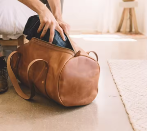 Bolsa de equipaje de cuero genuino fabricada con materiales de primera calidad que ofrece durabilidad y un toque de lujo, con un interior espacioso. - Product Image 2