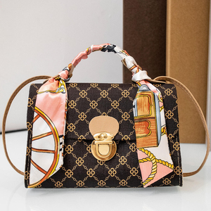 Bolso de hombro tipo mensajero para mujer, moderno, cuadrado, con una sola correa, forro de poliéster, cierre de cremallera, cadena con letras y diseño de rombos, 1L - Product Image 1