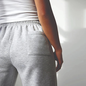 กางเกงวอร์มสีเทาอ่อนปักโลโก้ตามสั่ง เอวยางยืด ปลายขาจั๊มพ์ มีกระเป๋าข้าง เนื้อผ้านุ่ม สวมใส่สบาย ทรงเข้ารูปทันสมัย เหมาะสำหรับใส่ลำลอง - Product Image 5