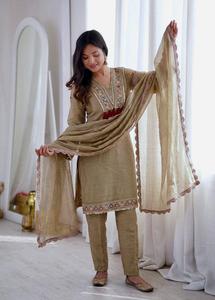 Traje Tradicional de Seda para Mujer con Bordado de Lentejuelas, Dupatta Beige, Largo hasta el Suelo, Corte Regular, Estilo India/Pakistán - Product Image 2