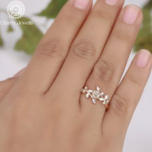 Bague de fiançailles en moissanite taille coussin Charm Jewels, plaqué or rose 18 carats, sertie à griffes, certifiée IGI, pour femme, romantique - Product Image 5