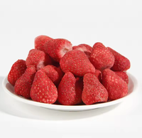Suikerarme gevriesdroogde hele aardbeien, geconserveerd fruit, zacht, gezond, natuurlijk, bulk, vacuüm verpakt, snack