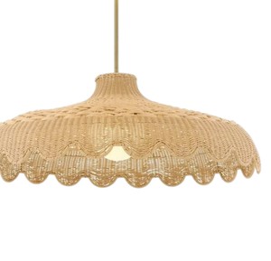 Lustre suspendu en rotin tressé de qualité commerciale haut de gamme, abat-jour festonné, luminaire durable pour restaurant - Product Image 4