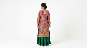 Robe Mehndi de créateur pour femmes avec des détails décoratifs complexes en broderie et un style festif traditionnel moderne - Product Image 4