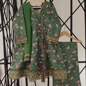 ชุดเดรสเด็กผู้หญิงปักลายไหม 3 ชิ้น คอลเลคชั่นวันอีด '26 - Product Image 1