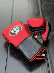 Gants de boxe d'entraînement de haute qualité No Boxing No Life pour adultes, en cuir rouge et noir, respirants, à lacets, avec poignets sérigraphiés - Product Image 3