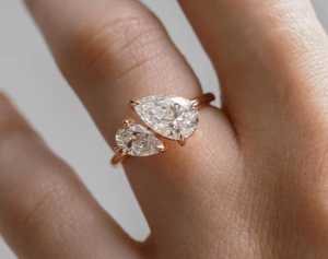 แหวนเพชรทรงลูกแพร์ Double Stone 2+1 กะรัต เพชรเลี้ยงในห้องปฏิบัติการ Toi Moi ทองคำแท้ 14K ของขวัญเซอร์ไพรส์สำหรับคนรัก - Product Image 1