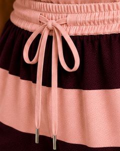 Conjunto de pijama de satén para mujer con rayas en color ciruela oscuro y rosa rubor, camiseta sin mangas con pantalones cortos de cintura elástica, conjunto de ropa de dormir de lujo - Product Image 4