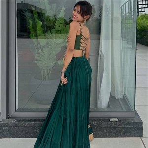 Blusa Tradicional de Diseñador con Estampado Especial para Navratri, en Poliéster y Rayón, con Bordado Pesado de Espejos, y Lehenga de Satén Chinon con Encaje Gota Patta - Product Image 2