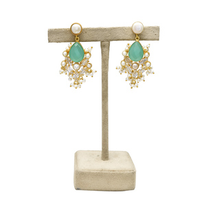 Boucles d'oreilles pendantes pour femme en laiton plaqué or 24 carats, style vintage chrétien, avec perles d'eau douce et chalcédoine aqua, pour mariage - Product Image 3
