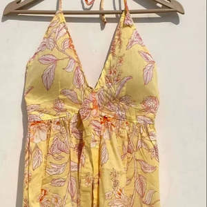 Vintage Floral Imprimé Halter Neck Empire Top Jaune Tissu Tricoté Respirant avec Noeud Avant et Arrière Coussinets Amovibles - Product Image 3