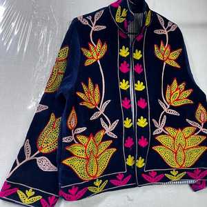 เสื้อแจ็คเก็ตกำมะหยี่ปักลายสวยงามสะดุดตา งานฝีมือประณีต ดีไซน์ลายดอกไม้หลากสีสันและศิลปะพื้นบ้าน โดดเด่นเป็นเอกลักษณ์ แฟชั่นที่สะท้อนความเป็นตัวคุณ - Product Image 5