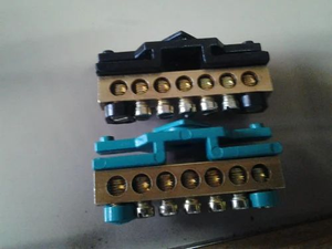 Bloc de bornes électriques monophasé en laiton à liaison neutre avec base, haute conductivité, durable, pour utilisation en panneau de distribution - Product Image 2