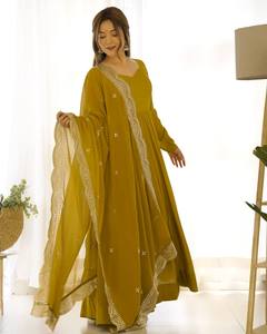 ชุดอานาร์กาลีสีพื้นแบบยาว 5.5 เมตร พร้อมผ้าคลุมไหล่จอร์เจตต์ลายฉลุ - Product Image 4