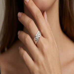 Anillo Minimalista con Cresta DIVYORO - Product Image 4