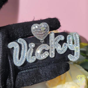 Collar con Colgante Personalizado Vicky con Diamantes de Imitación Moissanite y Cadena Cubana - Proveedor de Joyería - Product Image 5