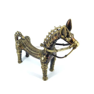 Cheval en bronze tribal artisanal de 9 pouces avec dos courbé, décoration de table ou de maison, art traditionnel indien en provenance d'Inde - Product Image 6