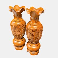 Une paire de vases sculptés à la main au design éclectique, chacun mesurant 38 cm de haut, fabriqués en bois de rose massif.