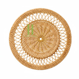 Assiettes de présentation rondes en rotin tressé faites à la main, design moderne, décoration murale, dessous de plat en rotin fleuri, fabriquées au Vietnam - Product Image 1