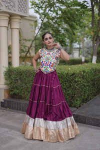Blusa de Seda y Algodón Bordada Tradicionalmente LAMOUNT, Lehenga Morada, Estilo Indio-Pakistaní, para Bodas, Corte Regular, Largo hasta el Suelo - Product Image 2