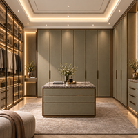 Système de dressing en cuir sur mesure avec îlot de rangement vitré pour projets d'aménagement intérieur de villas de luxe