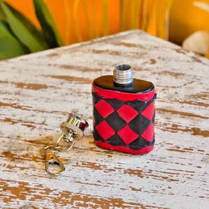 Venus Leathers Were <b>Hot</b> Selling Luxury Mini Black Checkered Genuine Leather Strong Hip <b>Flasks</b> Portable Pocket Bottle Clip - Product Image 3