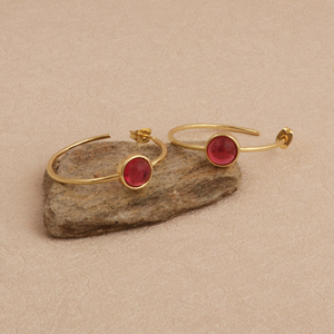 Pendientes de media aro rosa fucsia - Aros abiertos llamativos chapados en oro de 18k - Joyería minimalista de latón hecha a mano, regalo para esposa - Product Image 3