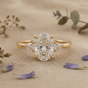 Bague de fiançailles en or avec diamant taille ovale, trois pierres, bague de mariée, pierre latérale en forme de poire, bague de promesse pour femme - Product Image 1