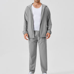 Conjunto cortavientos para hombre, diseñado con tejido transpirable y un look deportivo, ideal para caminos de jogging, sesiones de fitness y uso casual. - Product Image 2