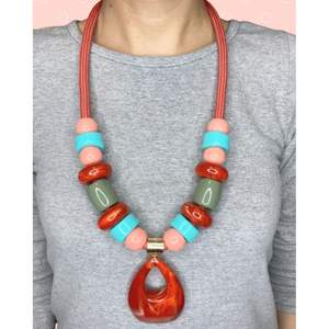 Collier en résine et bois fait main avec détails artistiques, accessoires de mode - Product Image 5