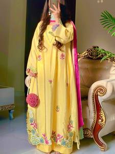 Ensemble ethnique jaune en soie pure, longueur ras du sol, coupe classique, avec broderie florale et dupatta pour femme - Toutes saisons - Product Image 1