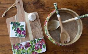 Tabla de cortar/para queso Boston International con asa - Bandeja de servir de madera y esmalte Cranberry Wreath - Product Image 3