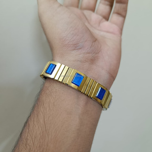 Bracelet de thérapie magnétique de qualité supérieure pour le contrôle de la pression artérielle et l'équilibre énergétique avec pierres précieuses bleues et conception d'angle en or - Product Image 3