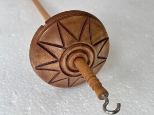 Herramienta de hilaración artesanal de madera de palisandro con husillo de gota y espiral floral, acabado satinado, para transformar fieltro en hilo - Product Image 2