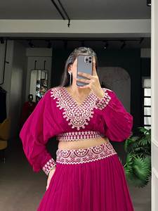 Lehenga Choli Étnico Atemporal: La Tradición se Une al Diseño Contemporáneo. Estilo Festivo para el Mercado que Ofrece un Encanto Atractivo. - Product Image 3