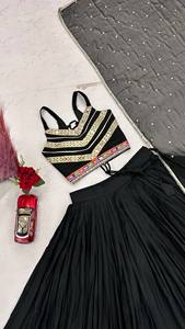 Conjunto de Chaniya Choli de Algodón Negro de Lujo con Encaje, Gota Patti, Chevron y Espejo, Top Corto y Lehenga Plisada hasta el Suelo con Dupatta - Product Image 4