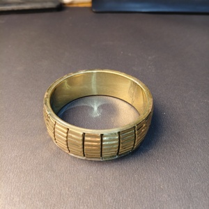 Brazalete de latón ancho con nervaduras y acabado en oro antiguo - Brazalete de metal texturizado hecho a mano - Estilo bohemio duradero - Product Image 3