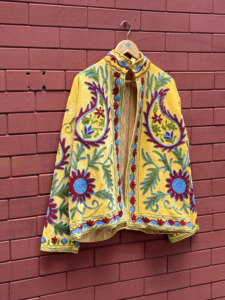 เสื้อแจ็คเก็ตปักลายซูซานีทำมือสุดหรูสำหรับผู้หญิง สีเหลืองลายดอกไม้ สไตล์โบโฮ เอธนิค เสื้อโค้ทวินเทจ งานฝีมือ เสื้อคลุมฤดูหนาว ขายส่ง - Product Image 5