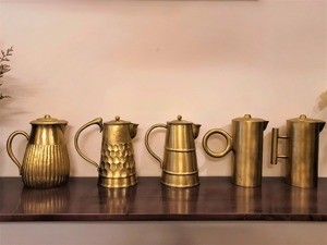 Pichet minimaliste fini or, carafe élégante, idéal pour la présentation sur la table basse et le service de boissons à la maison, vente en gros depuis l'Inde - Product Image 6