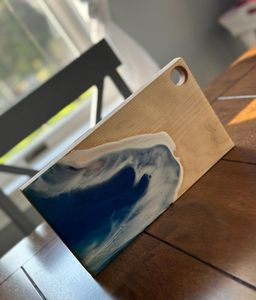 Planche à découper en bois et résine époxy moderne, luxueuse, faite à la main, accessoire multifonctionnel pour la cuisine et la salle à manger - Product Image 4