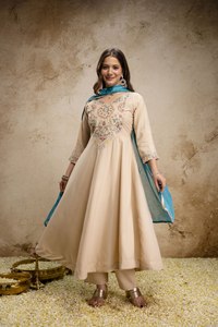 Ensemble Kurti et pantalon ethnique de mariage en Chanderi soyeux, de qualité supérieure, à texture lourde et croquante, avec broderies perlées et dupatta en chinon épais - Product Image 4
