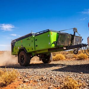 Remorque de camping tout-terrain robuste 4x4 avec tente latérale pliable et cuisine coulissante pour le camping - Product Image 1