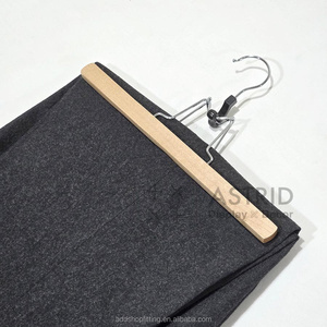 Porte-vêtements en bois 23 cm x 30 cm, à un seul niveau, durable, moderne, multifonctionnel, avec crochets, rails, pinces et cintres, pour foulards, jupes, pantalons, avec logo personnalisé - Product Image 3
