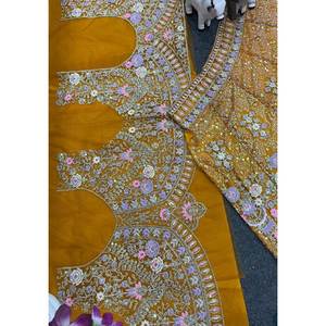 Belles robes de mariée Lehenga Choli avec codage de travail de séquence complexe - Product Image 5