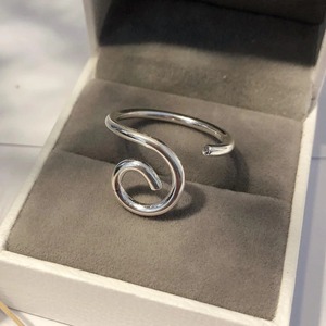 Anillo de Plata 925 con Letra S, Estilo Minimalista, Unisex, para Uso Diario - Product Image 2