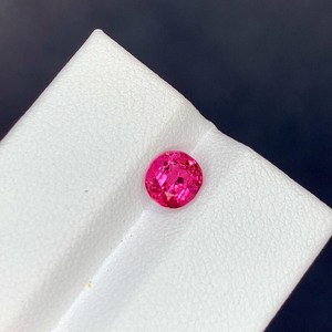 Spinelle ovale rose vif naturelle d'Inde, qualité excellente et rare, certifiée par un tiers, idéale pour la création de bijoux fins - Product Image 2