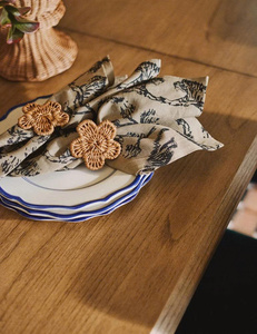 Ensemble de serviettes de table en forme de fleurs délicates pour une présentation de table élégante et raffinée. - Product Image 3