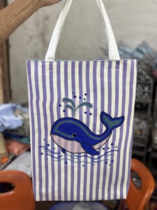 Sac fourre-tout de plage bohème en jute brodé avec poignées en bambou – Sacs à main d'été pour femmes, style bohème indien, sacs de shopping - Product Image 3